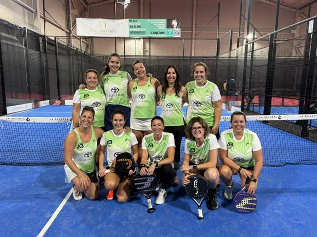 Formación del equipo femenino AB Club Pádel en Salamanca.