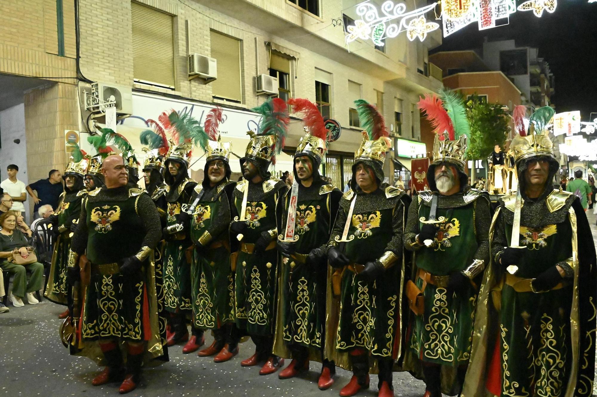 Dragones de San Jorge corona una Entrada Cristiana en Crevillent con un boato de 1.300 participantes