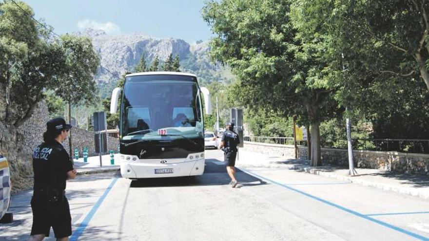 Ortspolizisten aus Escorca kontrollieren Touristenbusse.