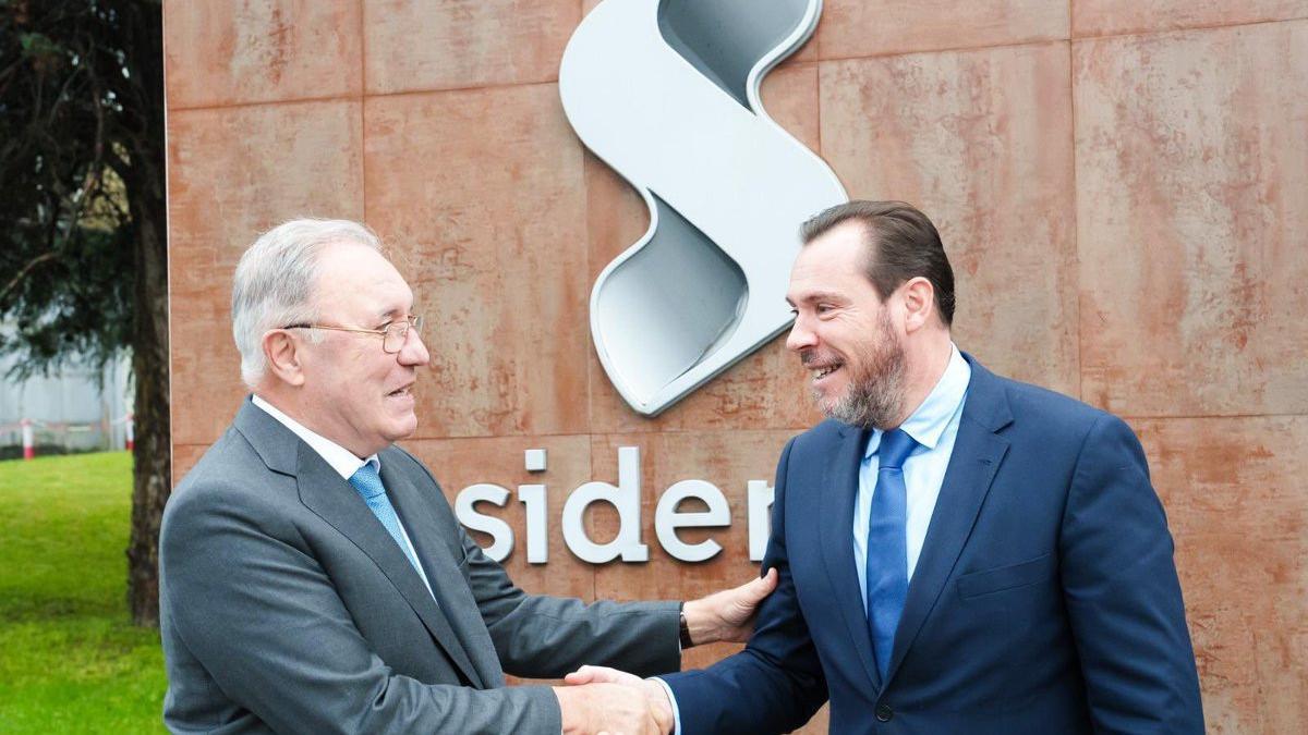 El presidente de Sidenor, José Antonio Jainaga, y el ministro de Transportes, Óscar Puente.