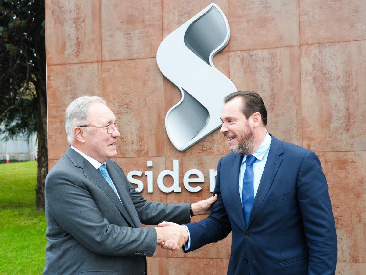 El presidente de Sidenor, José Antonio Jainaga, y el ministro de Transportes, Óscar Puente.