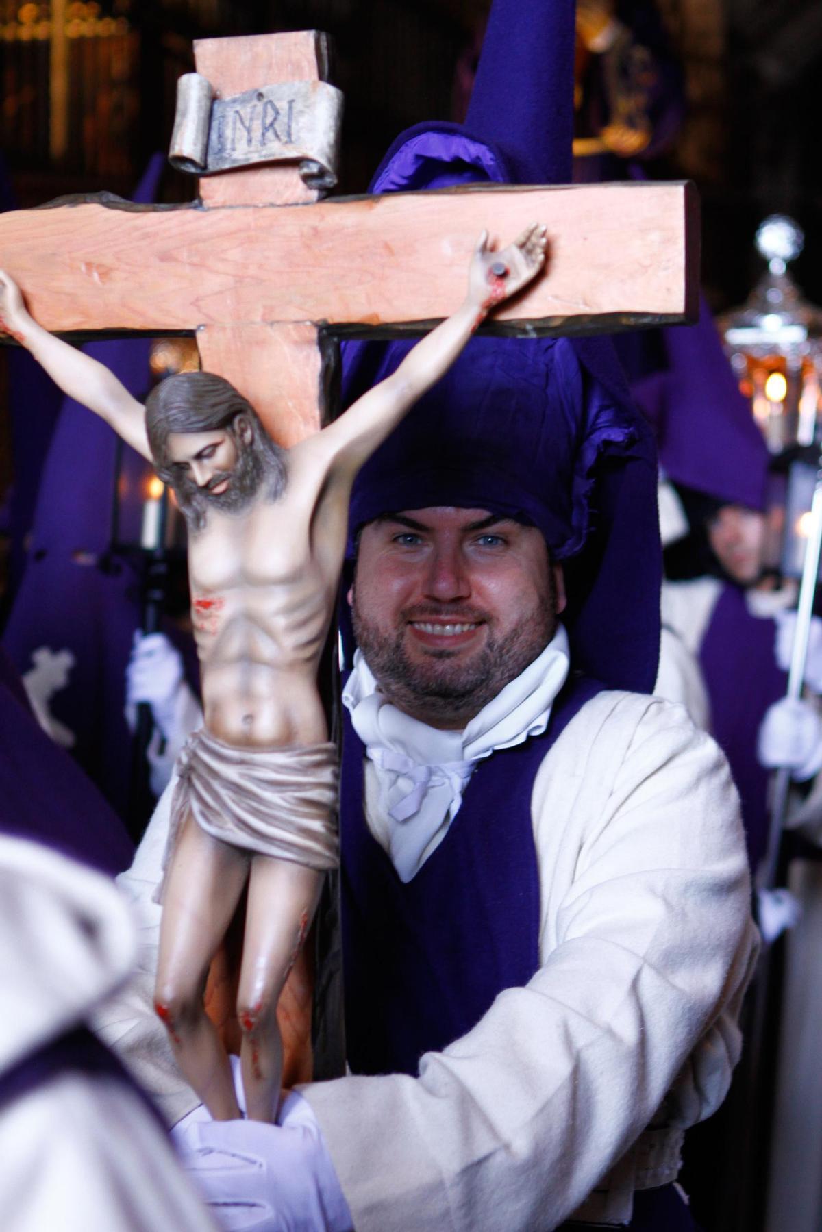 Luis Santana en la procesión del Vía Crucis