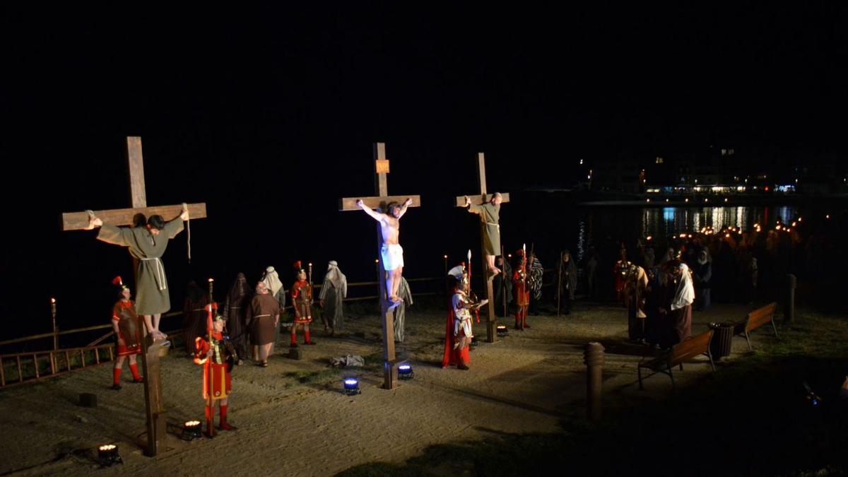 La recreació del Via Crucis compta amb una escenografia molt acurada | EL ROSETÓ