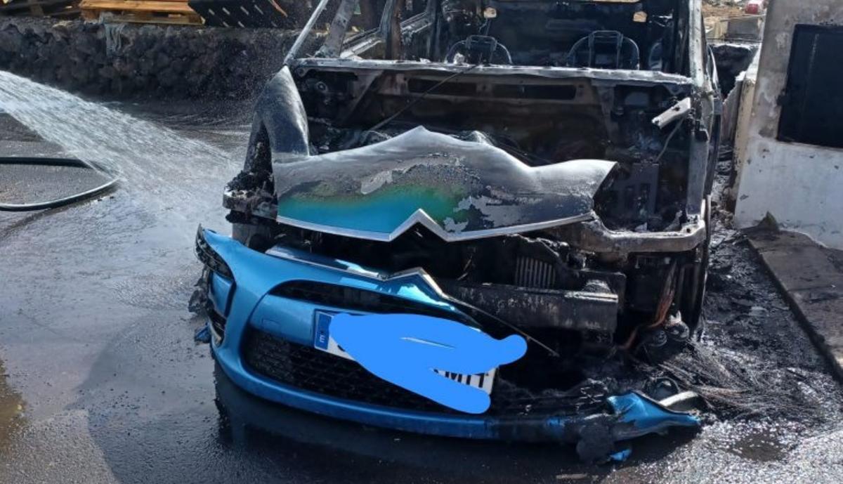 Arde un coche en Uga y el fuego afecta a material almacenado en un solar cercano