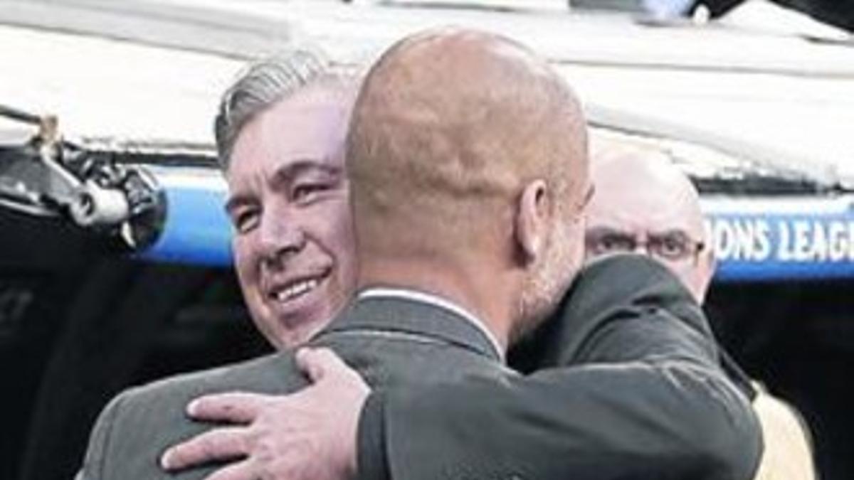 Guardiola y Ancelotti se saludan, ayer.