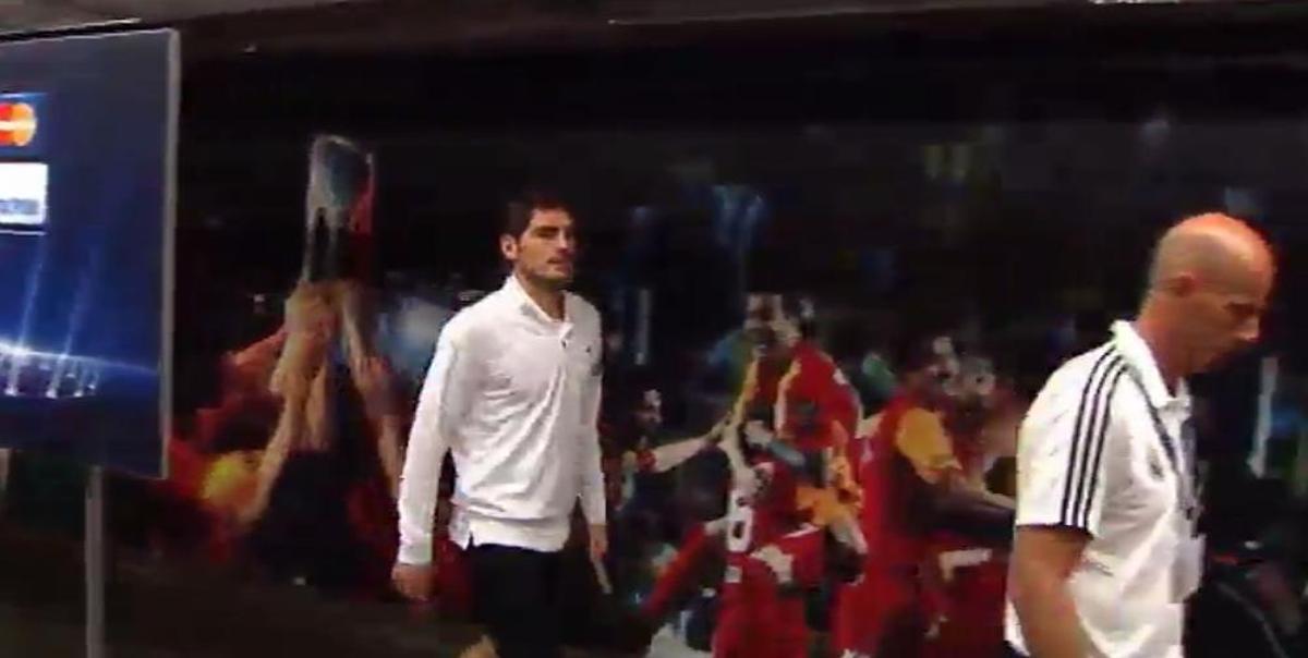 A falta de les proves mèdicas, Iker Casillas va abandonar Istanbul sense símptomes de molèsties.