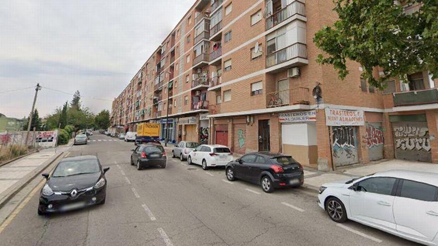 Detenido un conductor ebrio tras chocar contra dos vehículos estacionados en el barrio del Arrabal