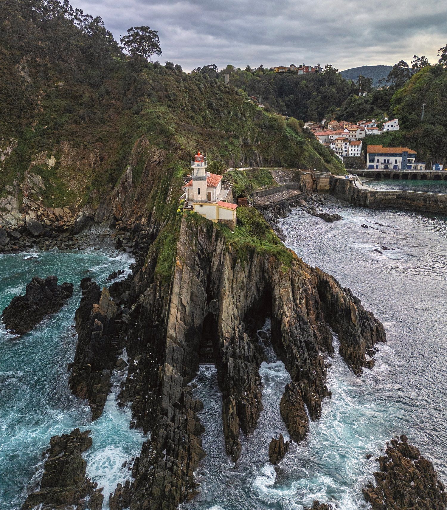 Faro de Cudillero, ubicado sobre una roca a 23 metros sobre el nivel del mar.