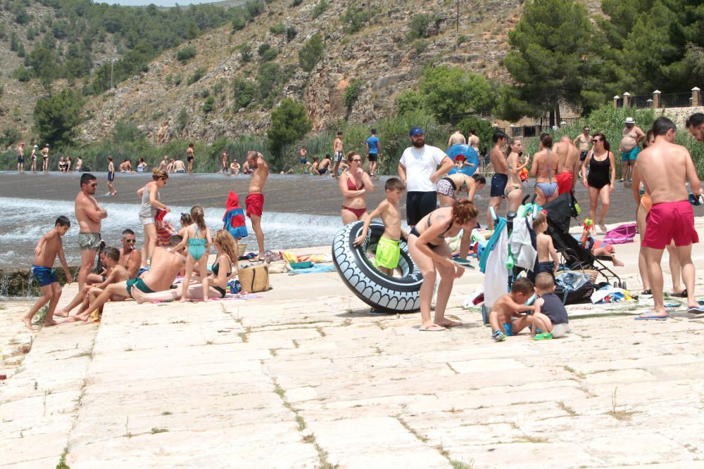 Los bañistas acuden al Assut d'Antella aunque el baño está prohibido