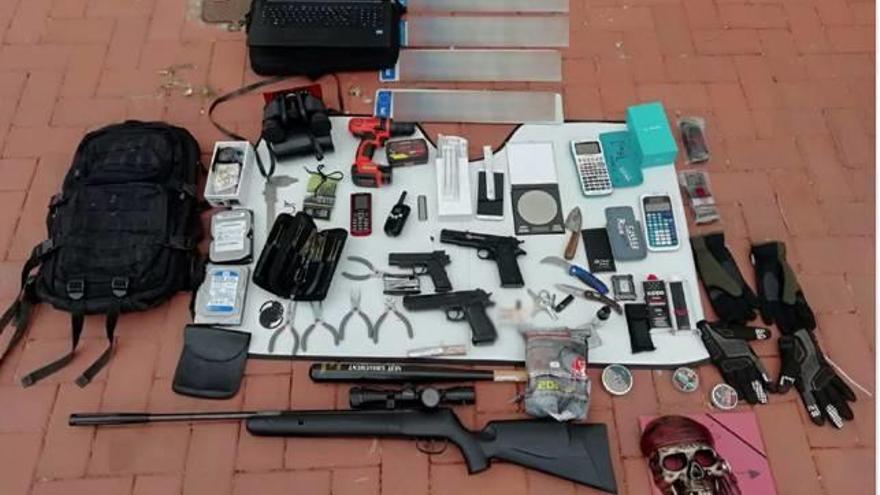 Detenido un joven que llevaba un arsenal de armas blancas y simuladas