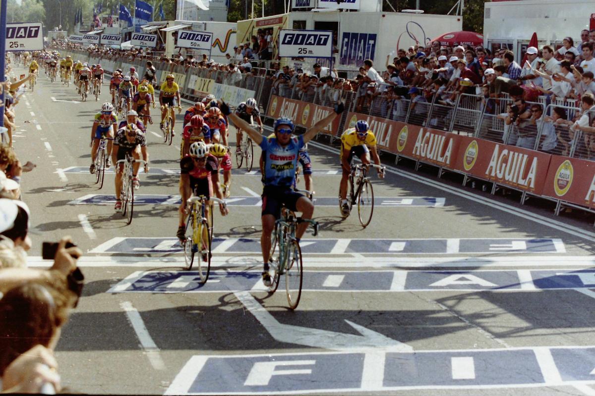 El italiano Nicola Minali celebra el triunfo en la etapa cordobesa de la Vuelta de 1996.