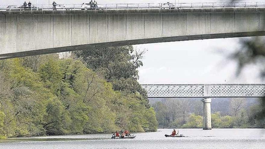 La mujer intentó tirarse desde el antiguo puente, al fondo de la imagen en una foto de archivo. // J.L.