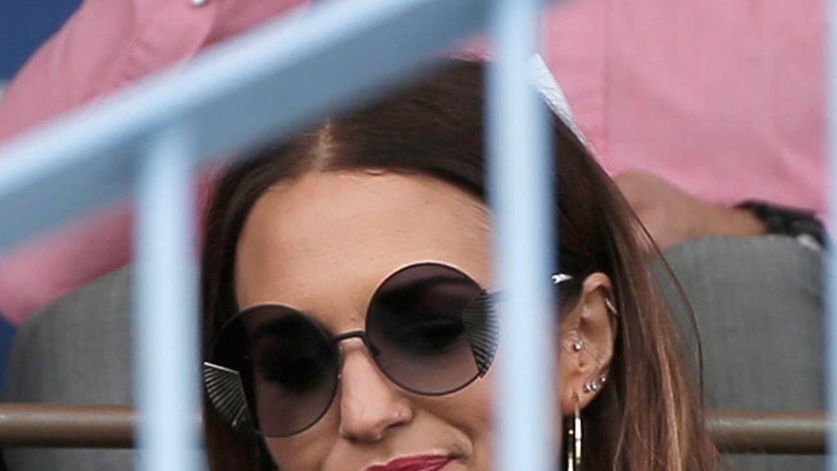 Paula Echevarría, gafas XL y estampado floral para su primera tarde de fútbol apoyando a Miguel Torres