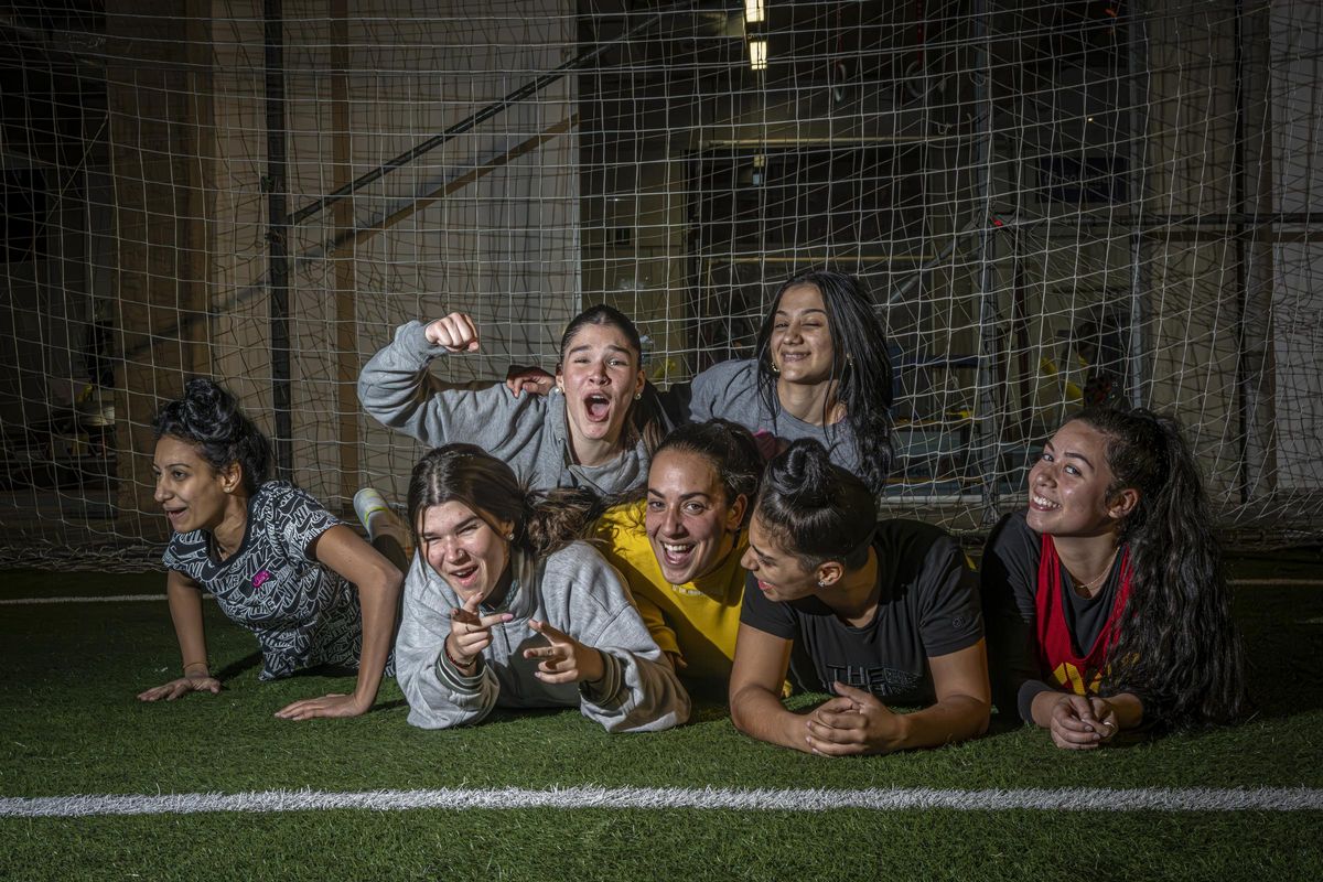 Entrenamiento del primer equipo de fútbol femenino que se crea en el barrio de La Mina