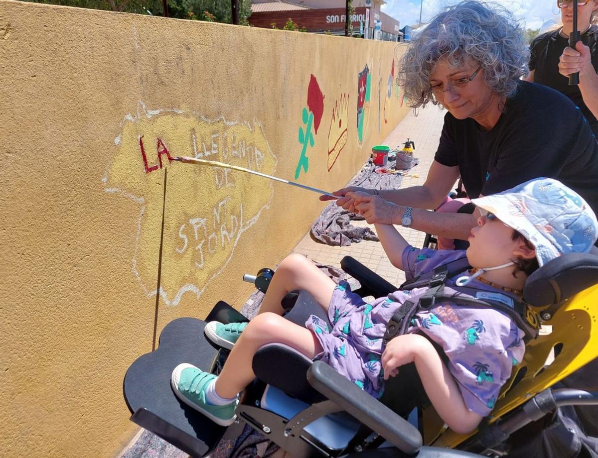 Alumnos del colegio Pinyol Vermell y del CEIP Blanquerna inauguran un mural en Marratxí