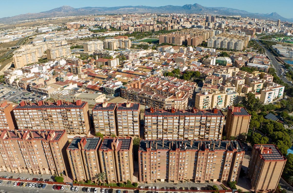 Una vista de las azoteas de la urbanización El Palmeral de Alicante, donde Iberdrola ha situado su mayor comunidad solar de la provincia.