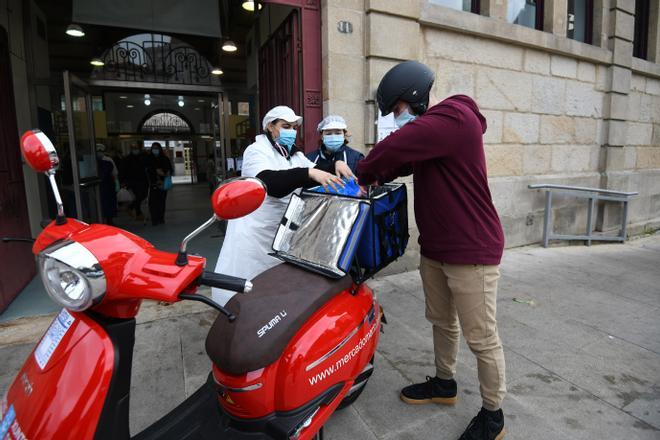 La plaza de abastos de Marín pesca compradores "online"