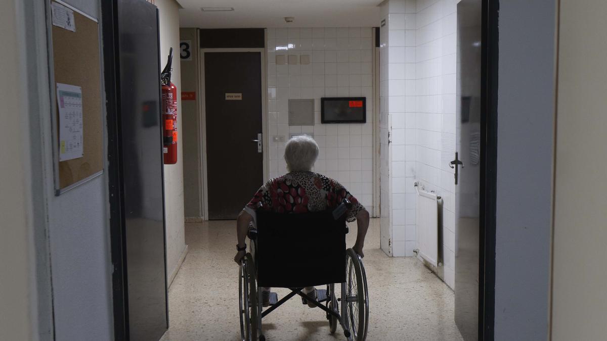 Imagen de archivo de una mujer en una residencia de València