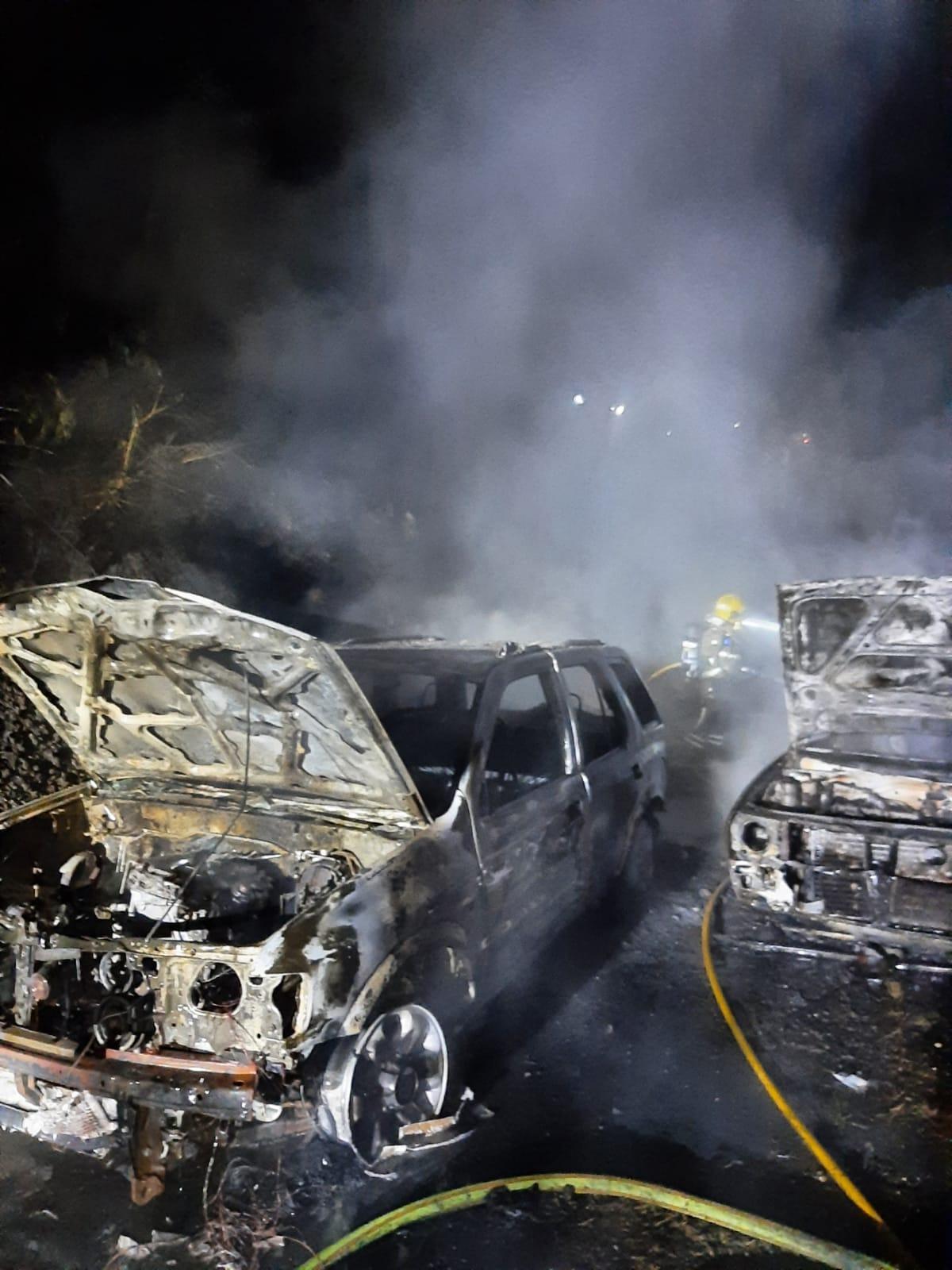 Un incendio arrasa una casa prefabricada y dos coches en Cerdedo-Cotobade