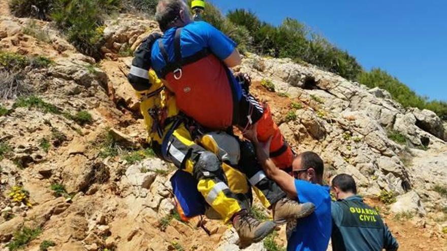 Los bomberos rescatan a un senderista herido tras sufrir una caída en Dénia