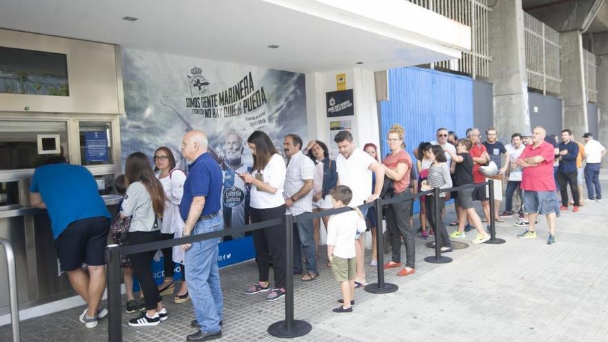 Colas en la Oficina de Atención al Socio de Riazor.