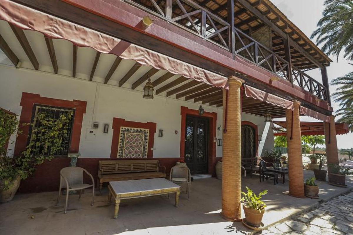 Los exteriores de la vivienda situada en el epicentro del yacimiento arqueológico de La Alcudia. | ANTONIO AMORÓS