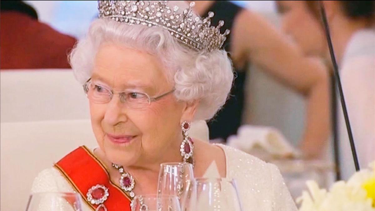 Isabel II celebra su 94º cumpleaños recluida en Windsor.