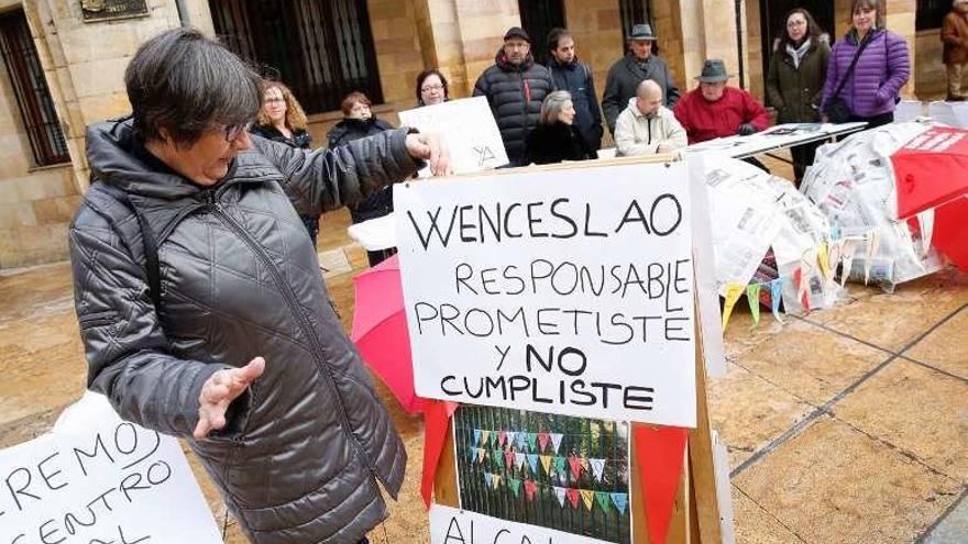 Protesta de la plataforma SOS Viejo Hospital frente al Ayuntamiento.