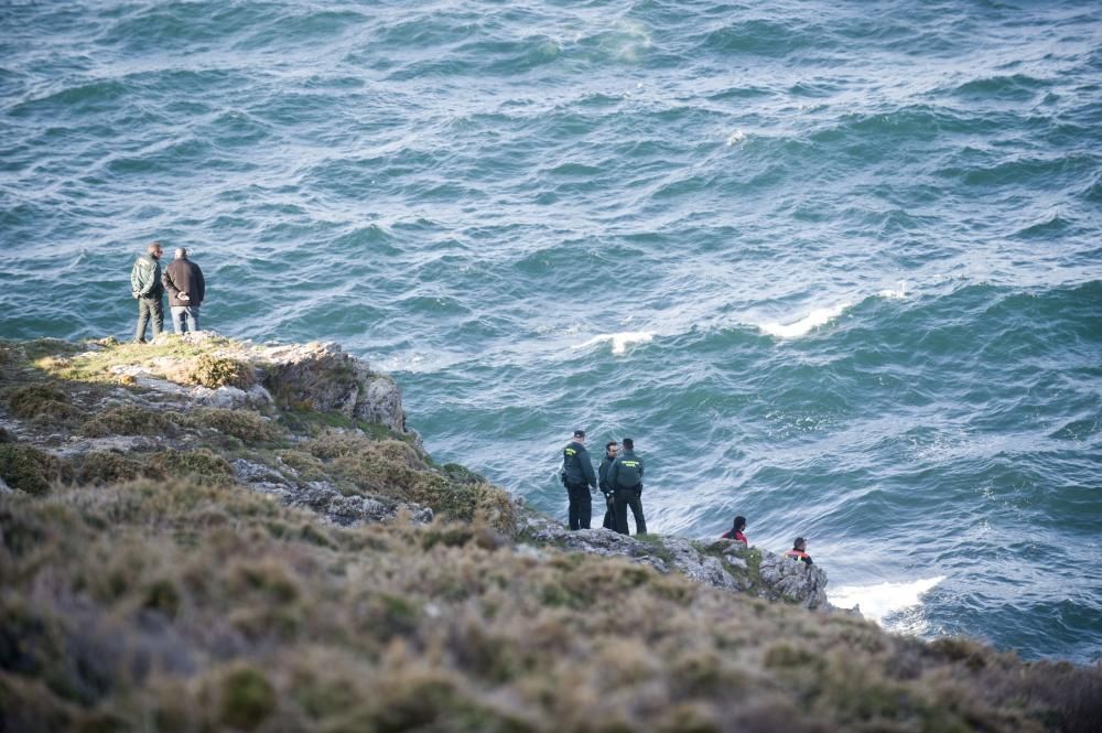 Buscan a un joven que cayó al mar en Arteixo