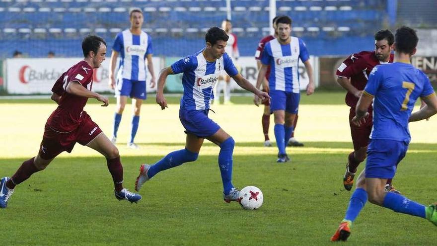 Luis Nuño se va por de Hugo, con Anselm de espaldas.