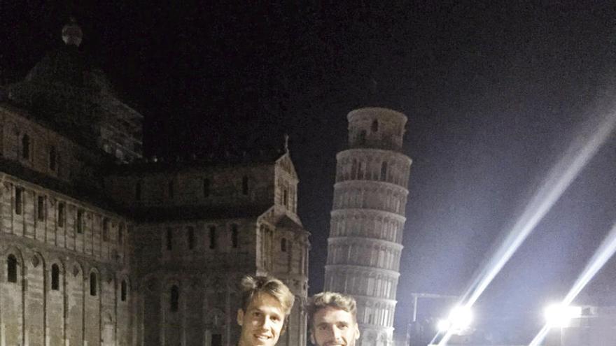 Señé y Sergi Gómez, ante la torre inclinada de Pisa. // @gomez_sergi