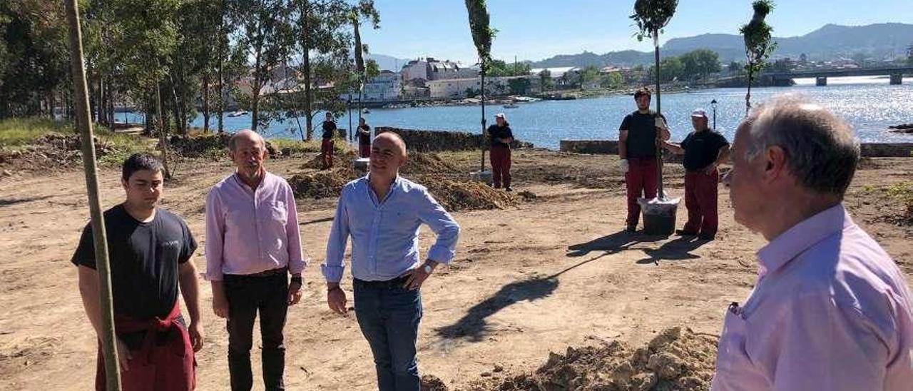 Alumnos del Obradoiro de Emprego realizan las labores de acondicionamiento de este enclave de O Terrón. // Faro