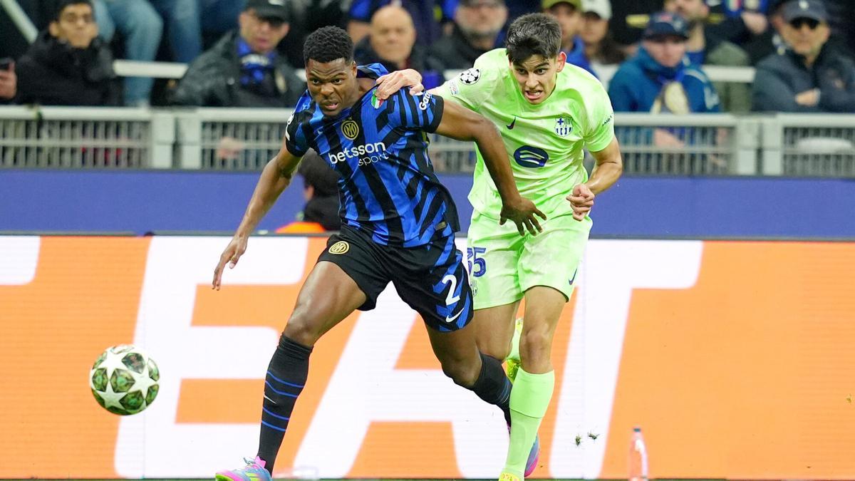 Gerard Mart赤n fue v赤ctima de una clara falta de Dumfries que determin車 el partido