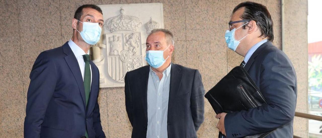 José Antonio Portela, presidente del Náutico (centro), acompañado por el abogado del club  Jaime Carrera (izquierda) y el administrador concursal, Tomás Santodomingo.  |  // R. G.