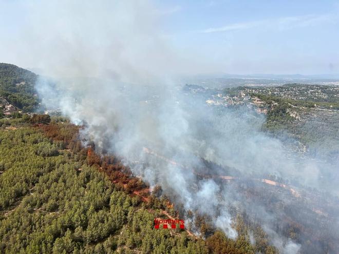 Un incendio en Cervelló obliga a confinar a 300 personas de dos urbanizaciones