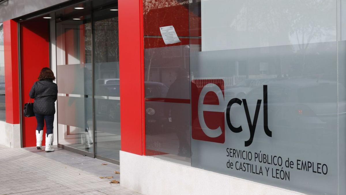 Una mujer acude a la oficina de empleo del Ecyl en Zamora. |