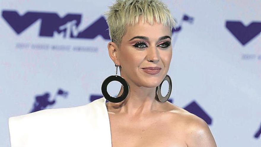 Una monja fallece durante un juicio contra Katy Perry