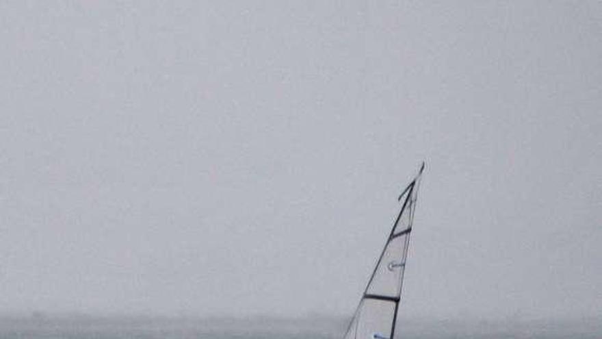 Un windsurfista navegando en la ría de Arousa. // Iñaki Abella