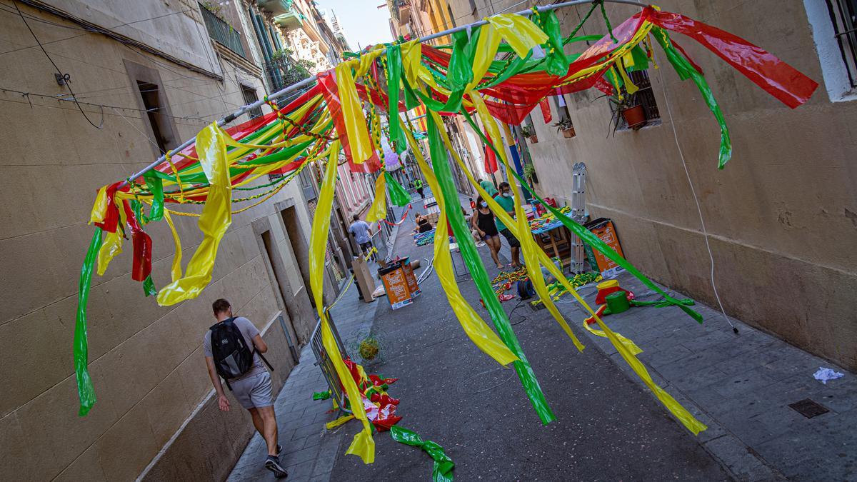 Una calle de Gràcia preparándose para las fiestas.