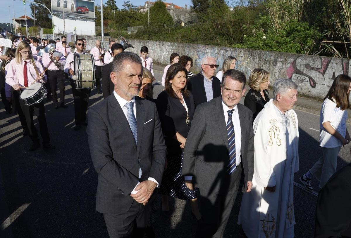 Decenas de fieles abarrotan Teis en la procesión de Nuestro Padre Jesús Nazareno Decenas de fieles abarrotan Teis en la procesión de Nuestro Padre Jesús Nazareno
