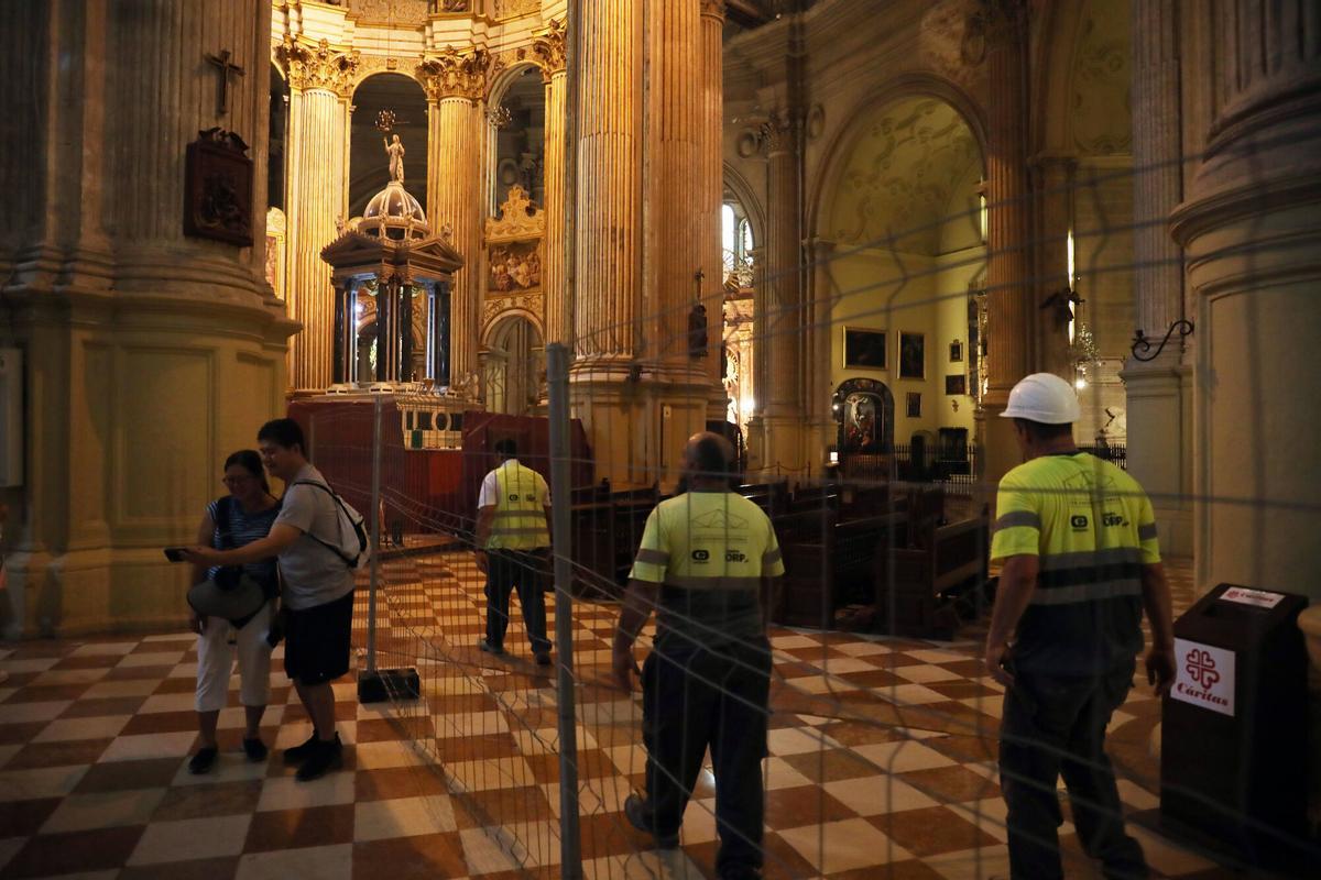 Arreglo del altar mayor de la Catedral de Málaga, donde quieren que vuelva a su estado original