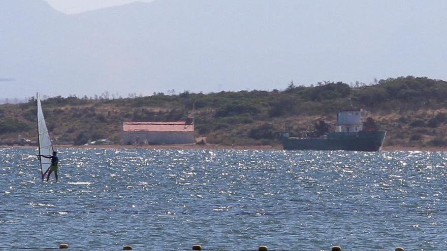 Imagen de la embarcación Biomur, fondeada frente a la isla del Barón