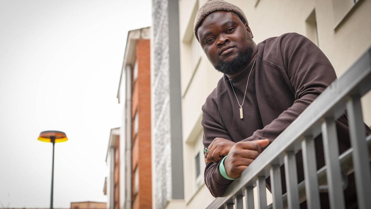 Bamba, en el exterior del bloque de pisos que gestiona Cáritas en Suerte de Saavedra, donde vive desde el pasado mes de junio.