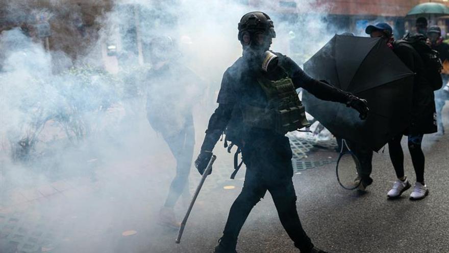 Un policía dispara en el pecho a un manifestante en Hong Kong