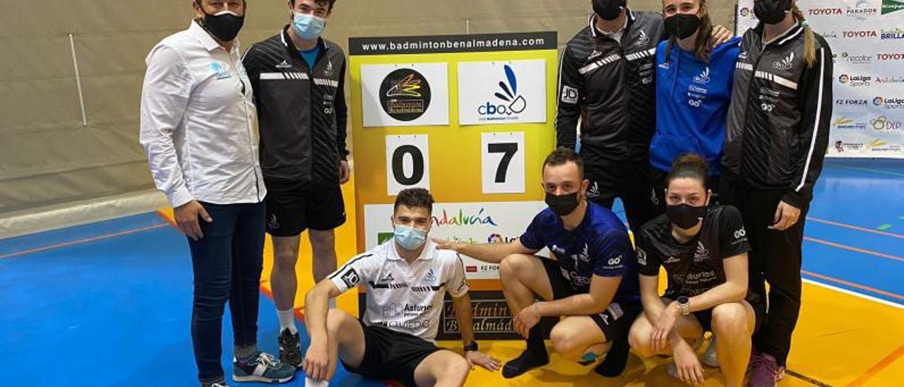 Los jugadores del Oviedo Bádminton, con el técnico César González y el delegado, Ángel Rodríguez, tras ganar en Benalmádena. | CBO