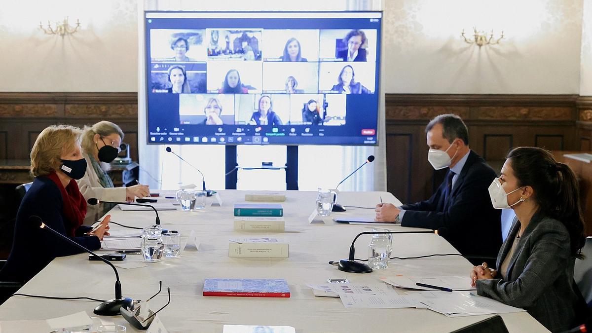 La Reina, a la derecha, durante la reunión; frente a ella, Elena Salgado; a su derecha, Pedro Duque.