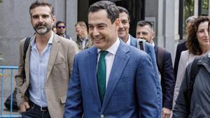 Juan Manuel Moreno el pasado miércoles a su llegada a Génova tras su segundo éxito electoral en Andalucía.