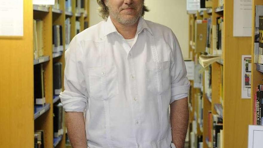 Carlos Pita, en la biblioteca de la Escuela de Arquitectura.