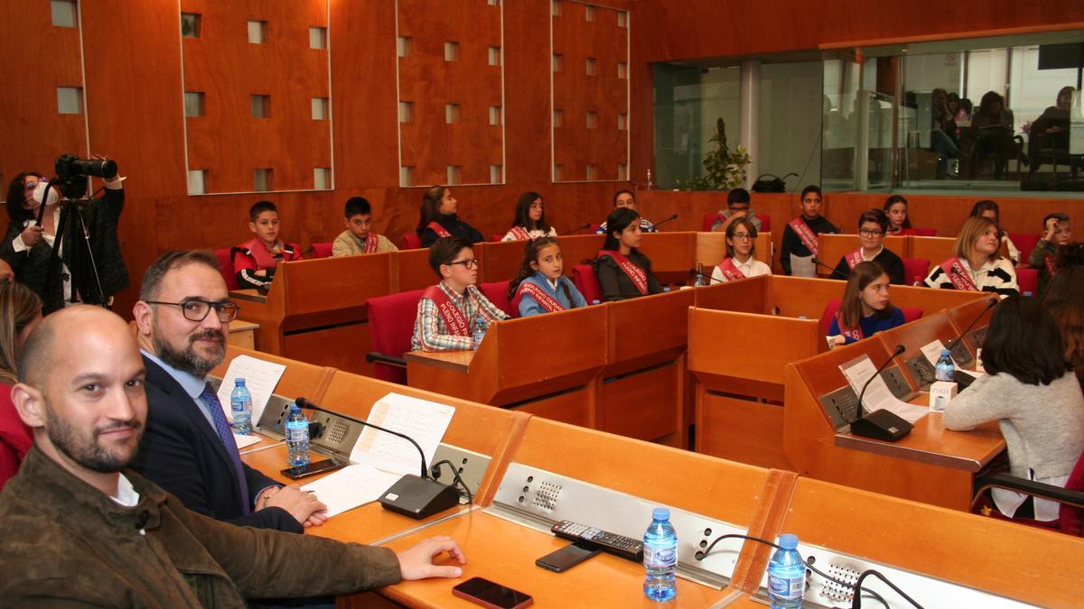 El edil de Juventud y el alcalde presidían el Pleno infantil, este lunes.