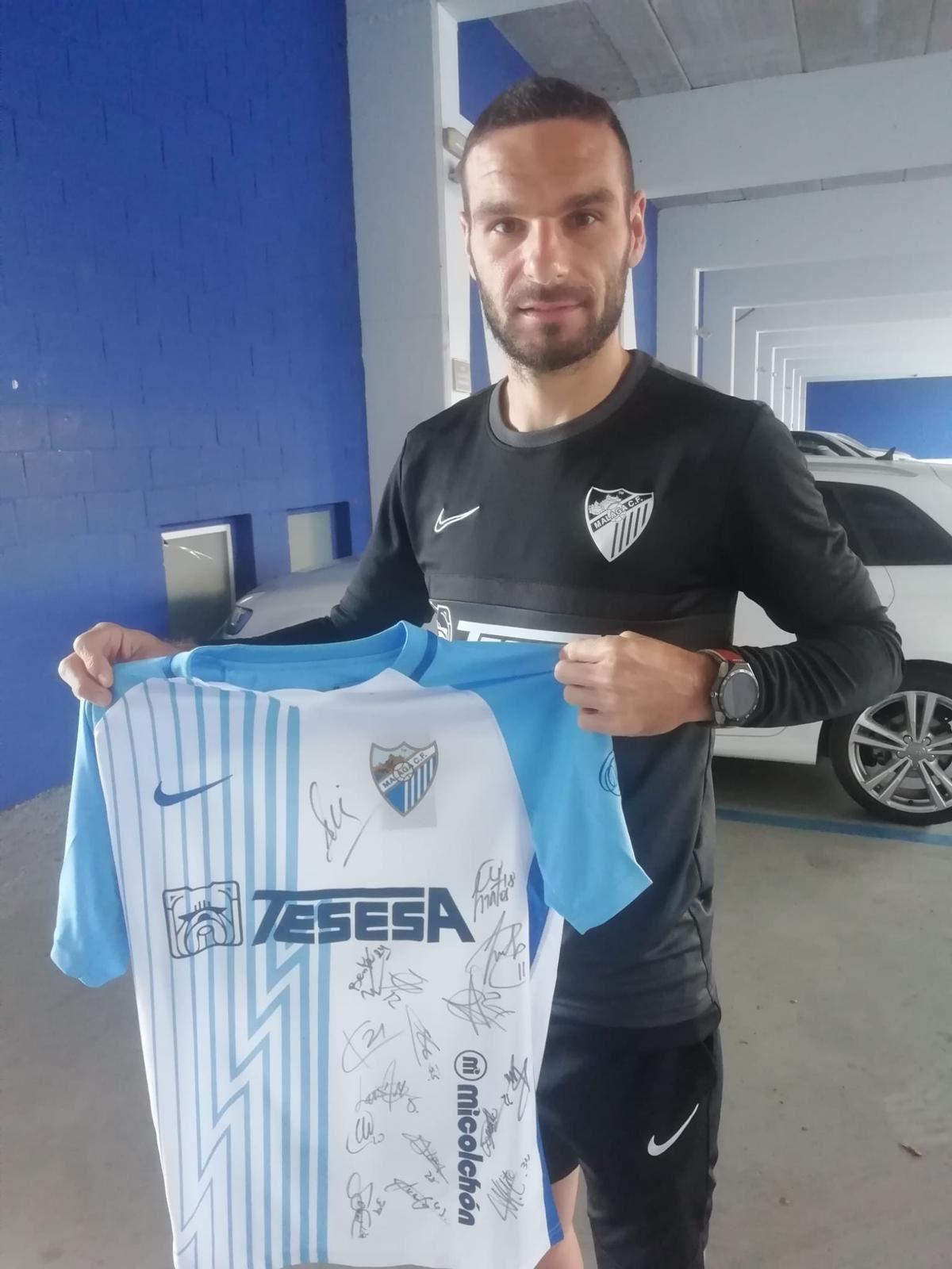 David Lomban, jugador del Málaga CF, con la camiseta del sorteo.